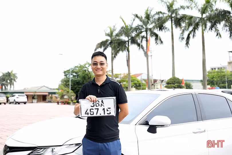 Người dân Hà Tĩnh phấn khởi làm thủ tục đăng ký, nhận biển số ôtô, xe máy ở công an cấp huyện, cấp xã