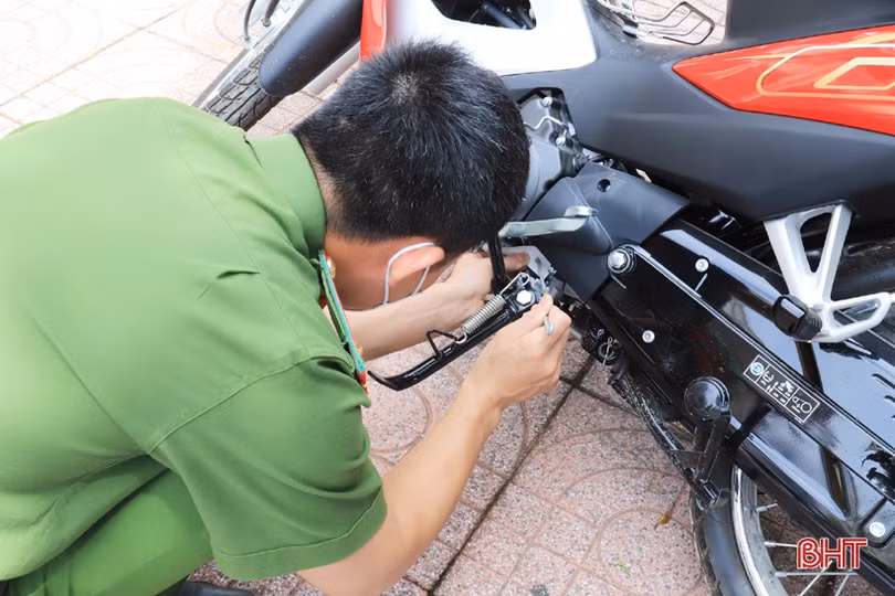 Người dân Hà Tĩnh phấn khởi làm thủ tục đăng ký, nhận biển số ôtô, xe máy ở công an cấp huyện, cấp xã