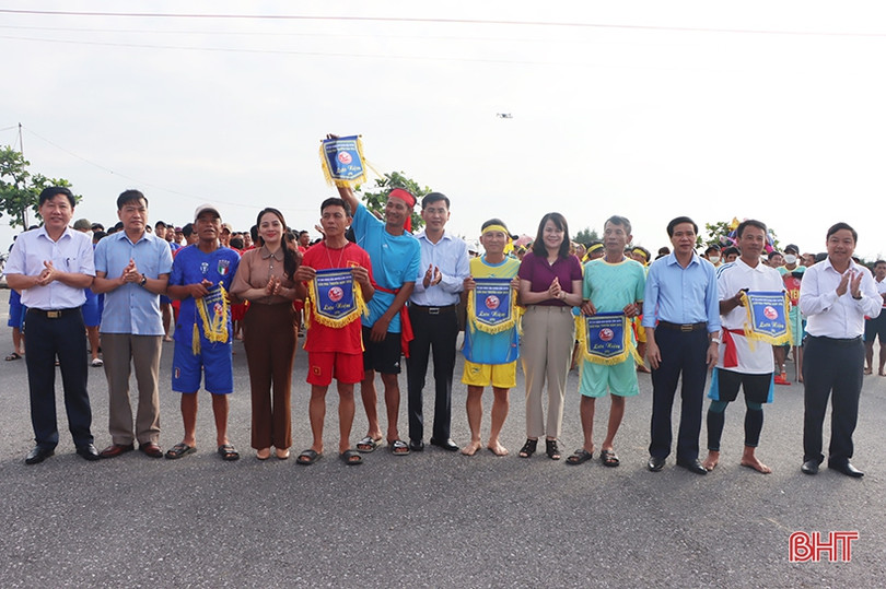 Cẩm Xuyên khai mạc giải đua thuyền mừng sinh nhật Bác