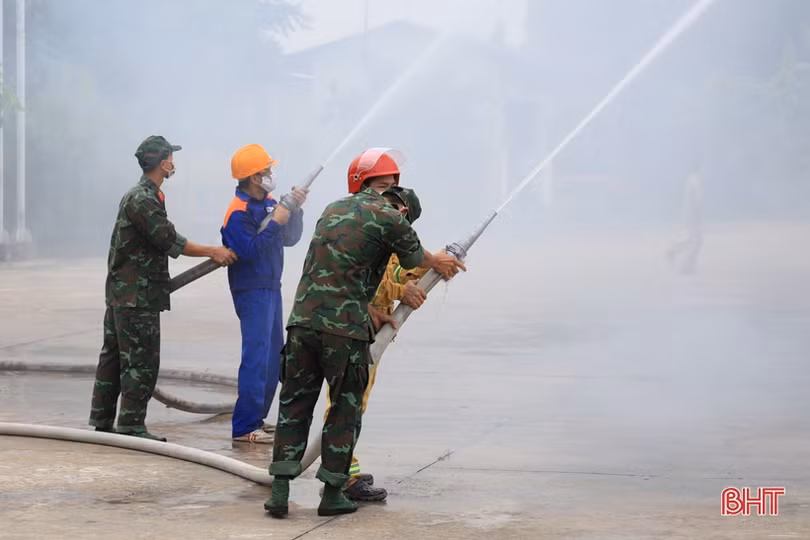 Diễn tập tình huống cháy tại Chi nhánh Gas Petrolimex Hà Tĩnh