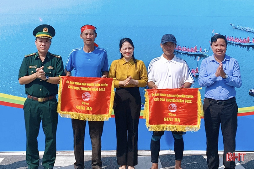 Cẩm Nhượng nhất Giải đua thuyền huyện Cẩm Xuyên