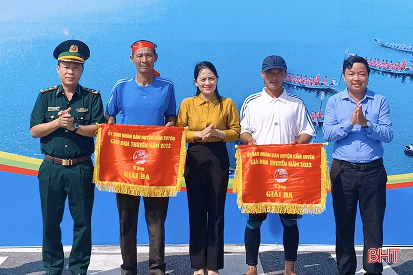 Cẩm Nhượng nhất Giải đua thuyền huyện Cẩm Xuyên