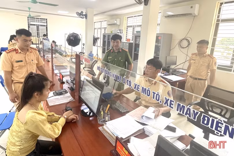 Người dân Hà Tĩnh phấn khởi làm thủ tục đăng ký, nhận biển số ôtô, xe máy ở công an cấp huyện, cấp xã