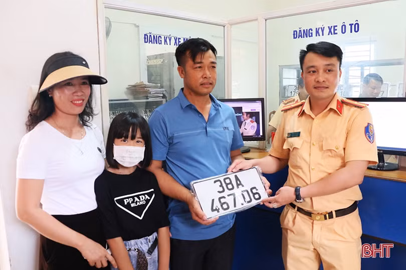 Người dân Hà Tĩnh thuận tiện hơn khi đăng ký ô tô, xe máy tại công an huyện, xã