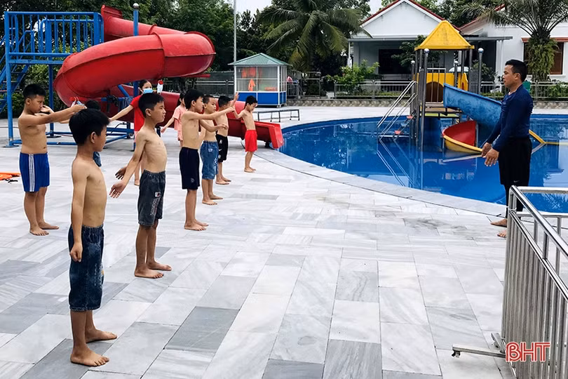 Mở lớp dạy bơi miễn phí cho trẻ em nghèo ở Hương Sơn