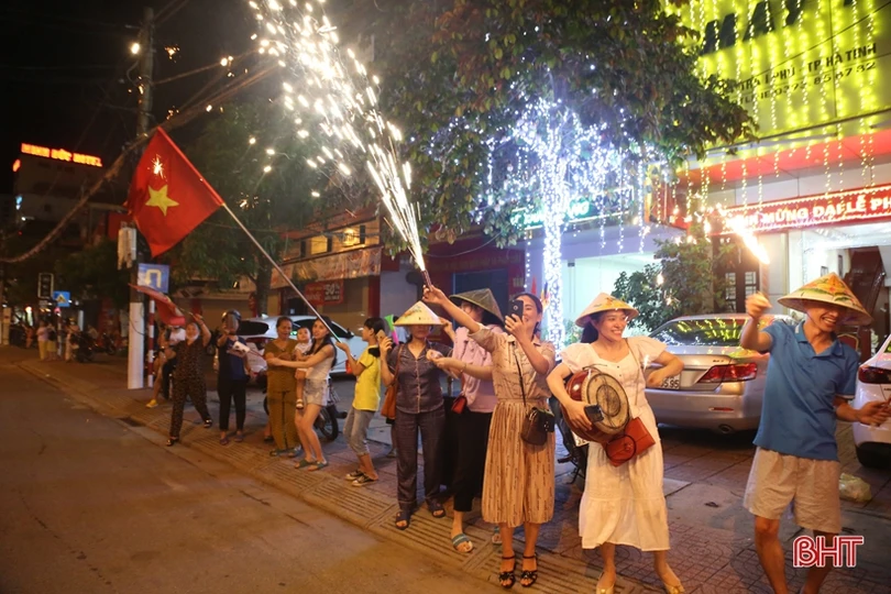 Người dân Hà Tĩnh ra đường mừng U23 Việt Nam giành HCV SEA Games 31