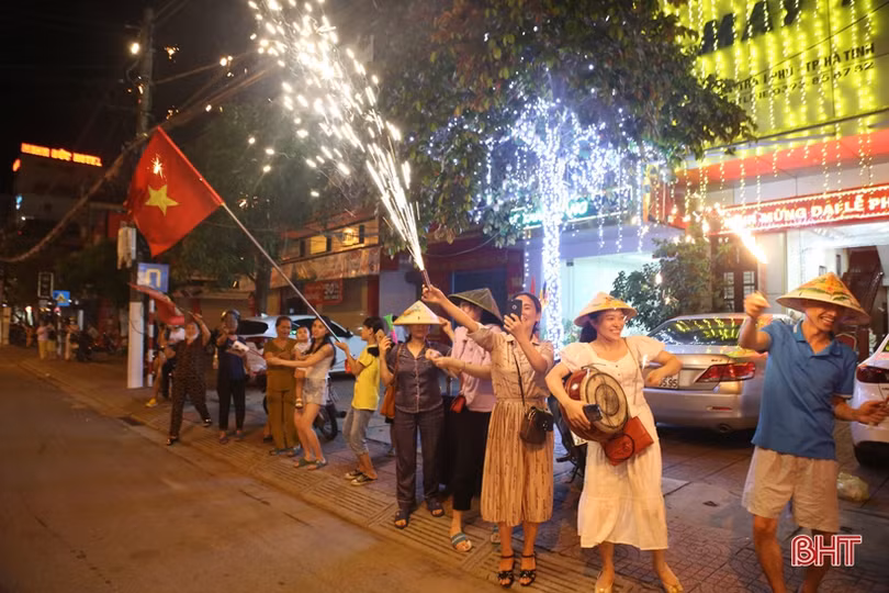 Người dân Hà Tĩnh ra đường mừng U23 Việt Nam giành HCV SEA Games 31