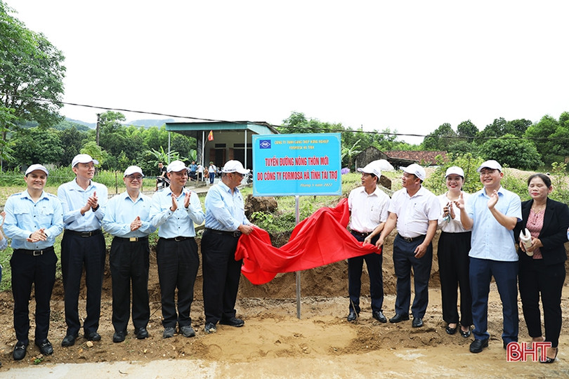 Formosa Hà Tĩnh bàn giao tuyến đường NTM trị giá hơn 1,6 tỷ đồng cho xã Kỳ Hoa