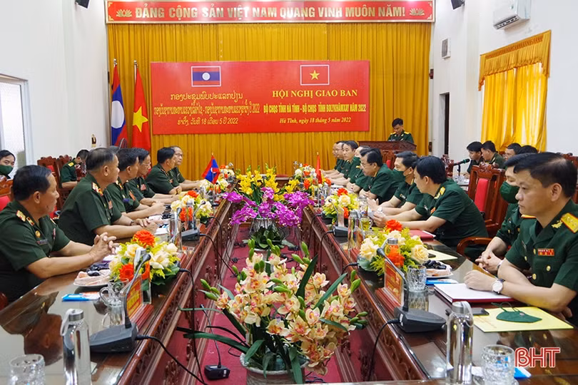 Giao ban định kỳ Bộ Chỉ huy quân sự 2 tỉnh Hà Tĩnh và Bôlykhămxay
