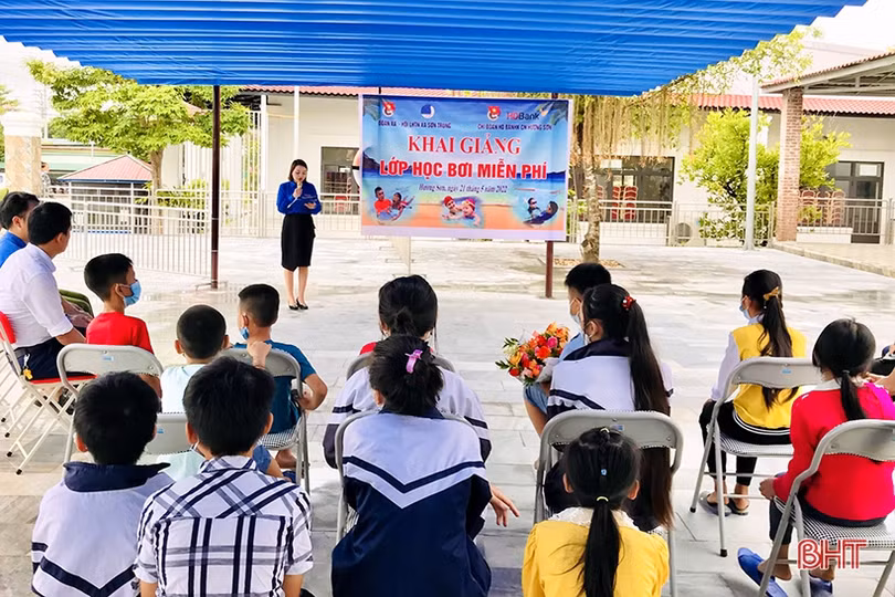 Mở lớp dạy bơi miễn phí cho trẻ em nghèo ở Hương Sơn