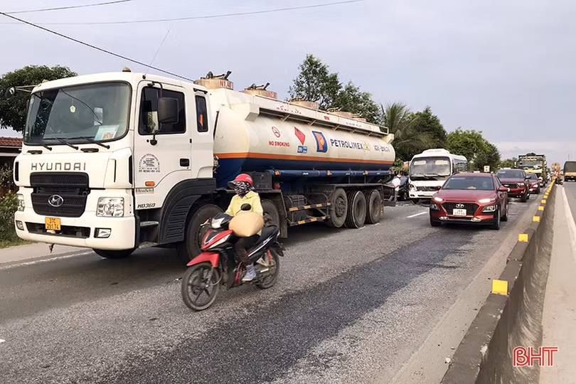 3 ô tô tông nhau liên hoàn trên quốc lộ 1 ở Hà Tĩnh