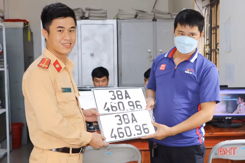 Người dân Hà Tĩnh phấn khởi làm thủ tục đăng ký, nhận biển số ôtô, xe máy ở công an cấp huyện, cấp xã