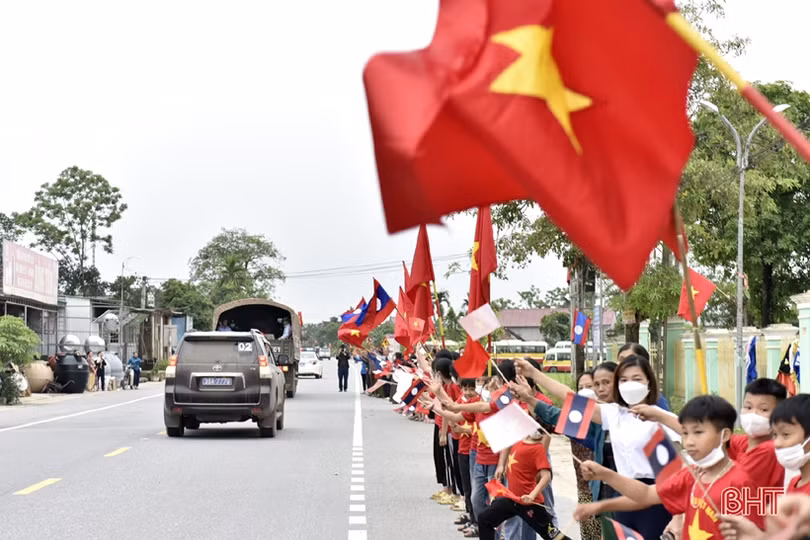 Xúc động hàng nghìn học sinh Hà Tĩnh chào đón các anh về với đất mẹ”