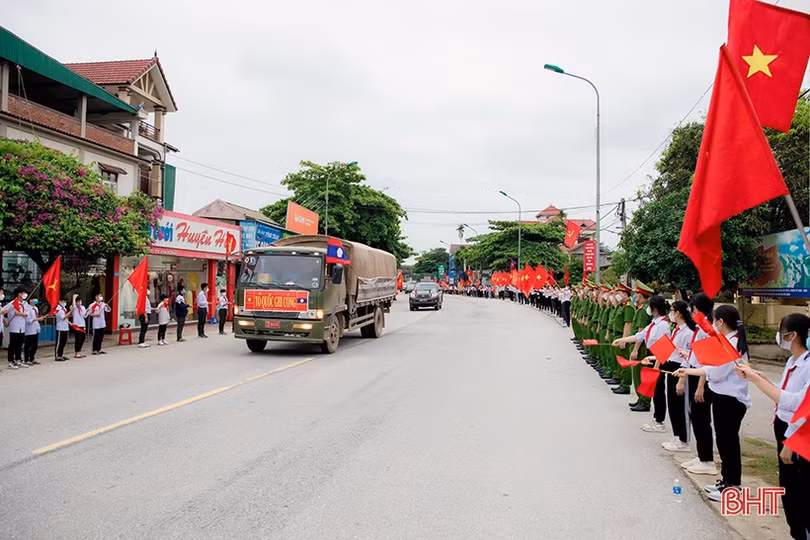Xúc động hàng nghìn học sinh Hà Tĩnh chào đón các anh về với đất mẹ”