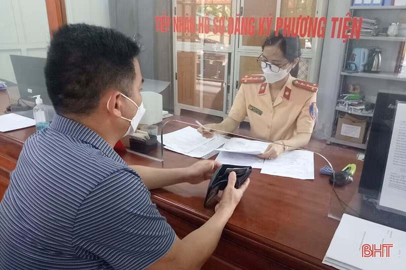 Người dân Hà Tĩnh phấn khởi làm thủ tục đăng ký, nhận biển số ôtô, xe máy ở công an cấp huyện, cấp xã