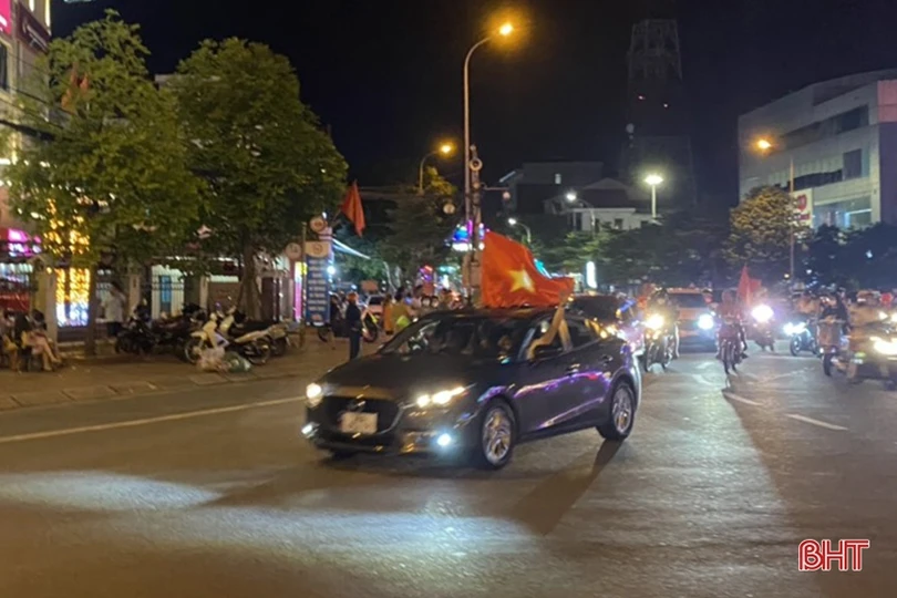 Người dân Hà Tĩnh ra đường mừng U23 Việt Nam giành HCV SEA Games 31