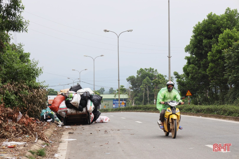 Hương Khê: Rác ngập lề đường, chất đống bên quốc lộ!