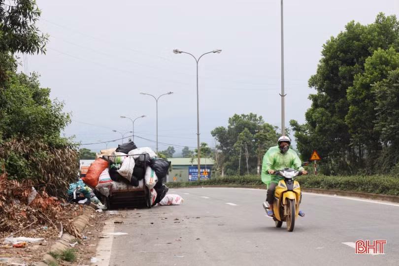 Hương Khê: Rác ngập lề đường, chất đống bên quốc lộ!