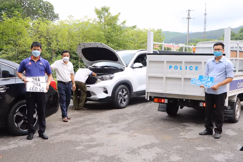 Người dân Hà Tĩnh phấn khởi làm thủ tục đăng ký, nhận biển số ôtô, xe máy ở công an cấp huyện, cấp xã