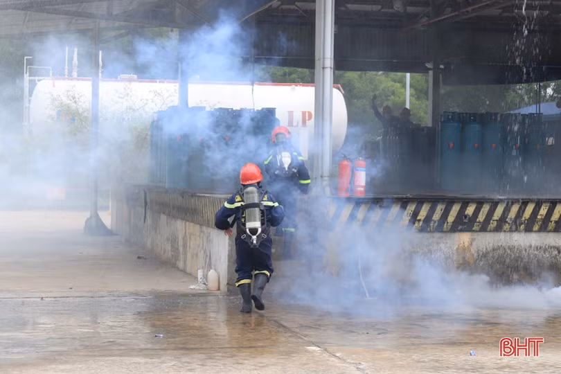 Diễn tập tình huống cháy tại Chi nhánh Gas Petrolimex Hà Tĩnh