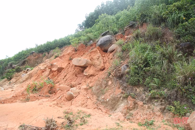 Nguy hiểm chực chờ trên tuyến đường ven biển Hà Tĩnh