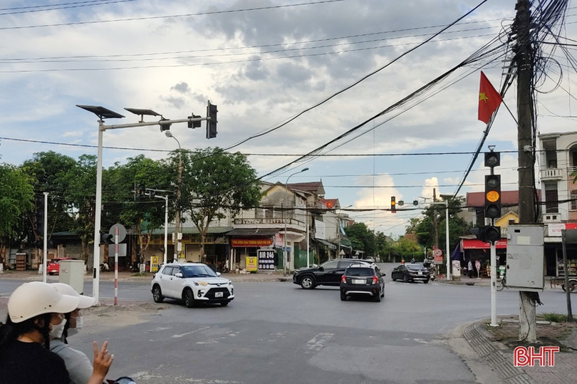 Đèn giao thông ở TP Hà Tĩnh “phập phù”, người đi đường gặp khó