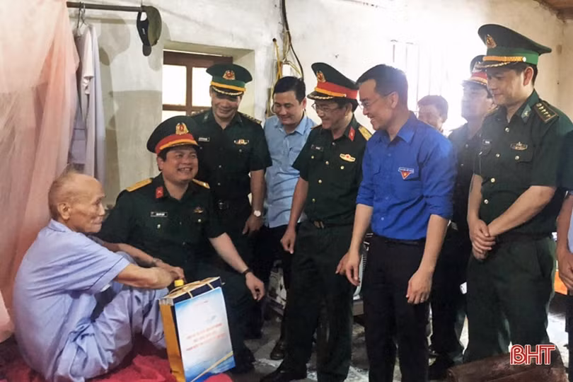 Chương trình “Tuổi trẻ với biển, đảo quê hương” trao nhiều phần quà ý nghĩa tại Lộc Hà