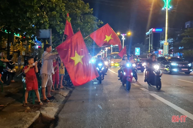 Người dân Hà Tĩnh ra đường mừng U23 Việt Nam giành HCV SEA Games 31