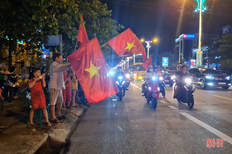 Người dân Hà Tĩnh ra đường mừng U23 Việt Nam giành HCV SEA Games 31