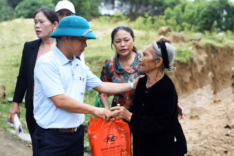 Formosa Hà Tĩnh bàn giao tuyến đường NTM trị giá hơn 1,6 tỷ đồng cho xã Kỳ Hoa