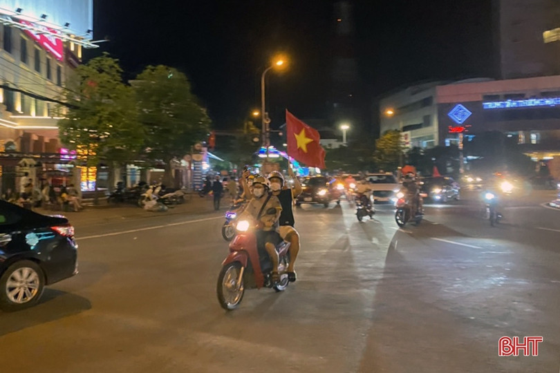 Người dân Hà Tĩnh ra đường mừng U23 Việt Nam giành HCV SEA Games 31