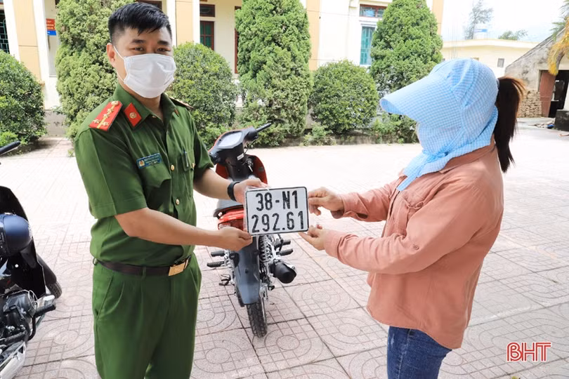 Người dân Hà Tĩnh phấn khởi làm thủ tục đăng ký, nhận biển số ôtô, xe máy ở công an cấp huyện, cấp xã