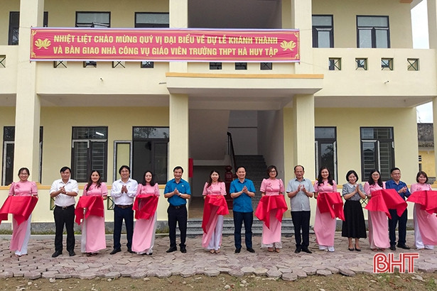 Bàn giao nhà công vụ giáo viên cho các trường học ở Hà Tĩnh