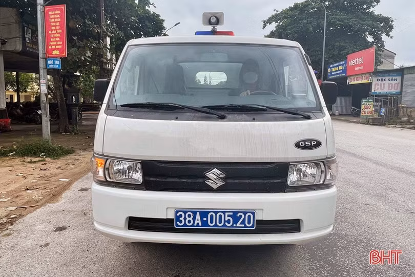 Người dân Hà Tĩnh phấn khởi làm thủ tục đăng ký, nhận biển số ôtô, xe máy ở công an cấp huyện, cấp xã