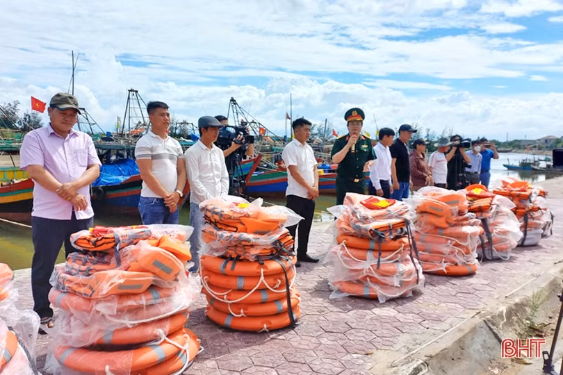 Chương trình “Tuổi trẻ với biển, đảo quê hương” trao nhiều phần quà ý nghĩa tại Lộc Hà