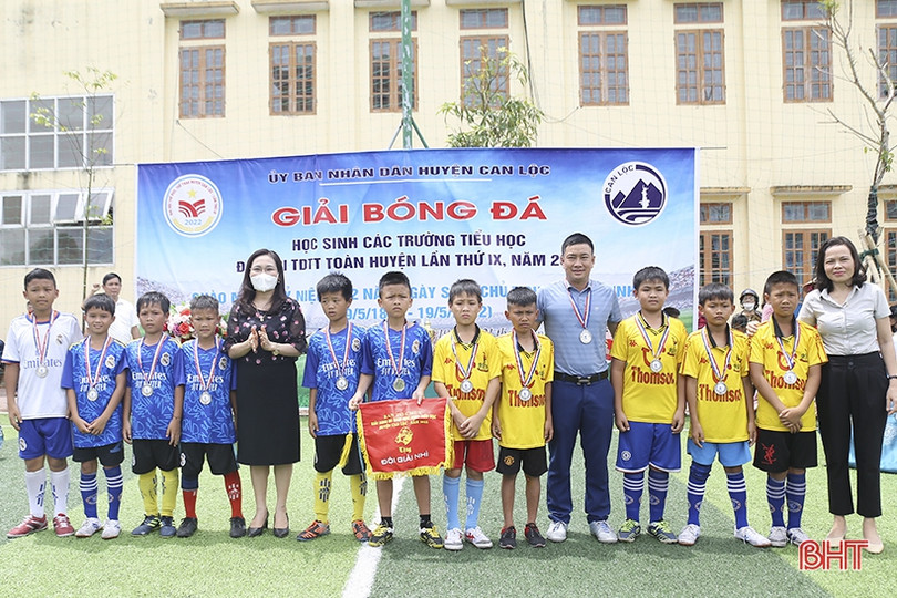 Trao thưởng Giải Bóng đá học sinh tiểu học Can Lộc