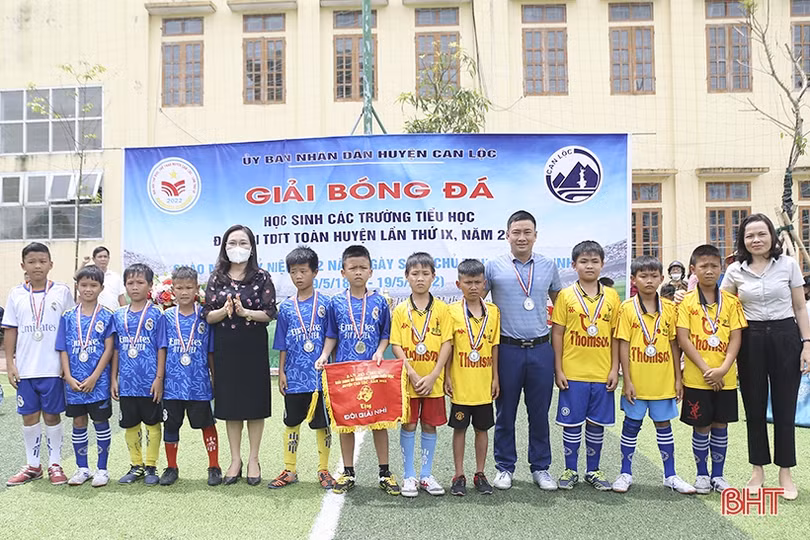 Trao thưởng Giải Bóng đá học sinh tiểu học Can Lộc