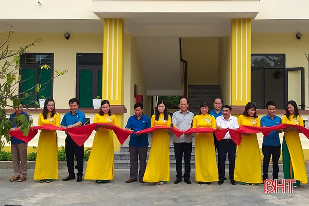 Bàn giao nhà công vụ giáo viên cho các trường học ở Hà Tĩnh