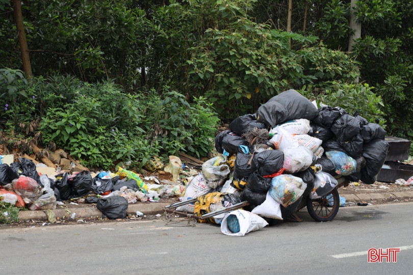 Hương Khê: Rác ngập lề đường, chất đống bên quốc lộ!