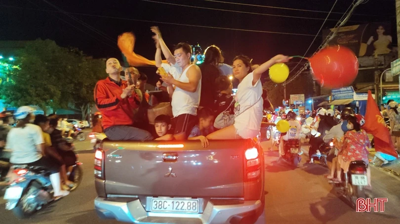 Người dân Hà Tĩnh ra đường mừng U23 Việt Nam giành HCV SEA Games 31