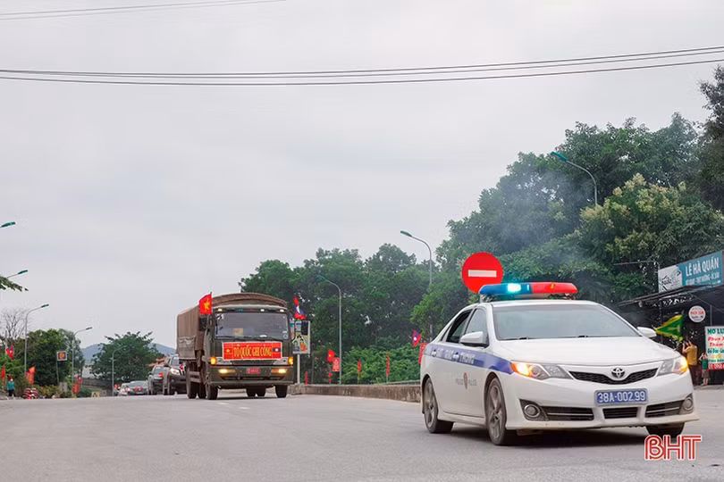 Xúc động hàng nghìn học sinh Hà Tĩnh chào đón các anh về với đất mẹ”