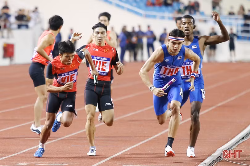 Cặp VĐV người Hà Tĩnh cùng đồng đội giành huy chương bạc điền kinh SEA Games 31