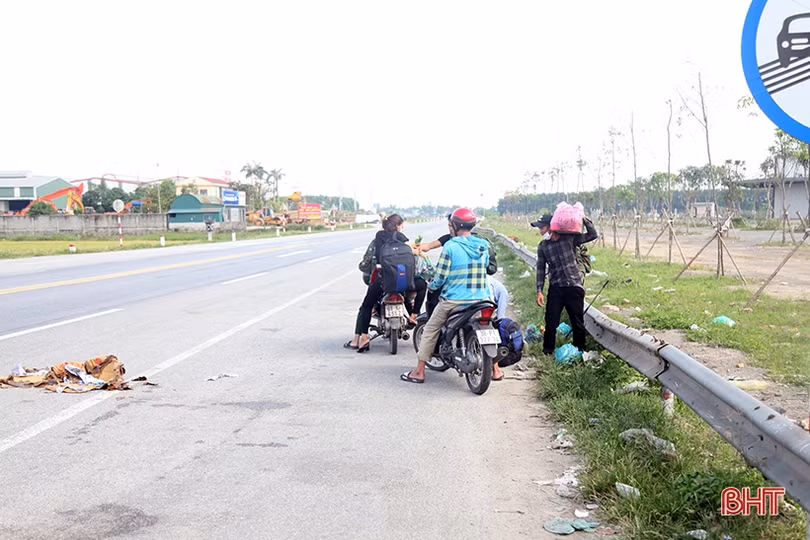 Vì sao khó xử lý triệt để tình trạng xe đón, trả khách sai quy định ở Hà Tĩnh?