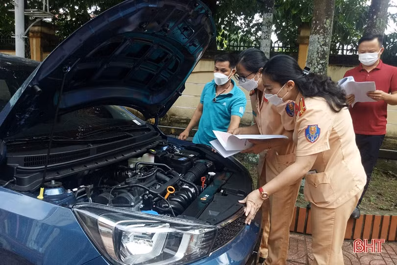 Người dân Hà Tĩnh phấn khởi làm thủ tục đăng ký, nhận biển số ôtô, xe máy ở công an cấp huyện, cấp xã