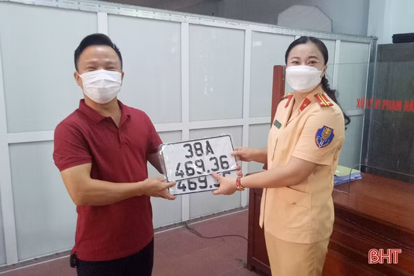 Người dân Hà Tĩnh phấn khởi làm thủ tục đăng ký, nhận biển số ôtô, xe máy ở công an cấp huyện, cấp xã