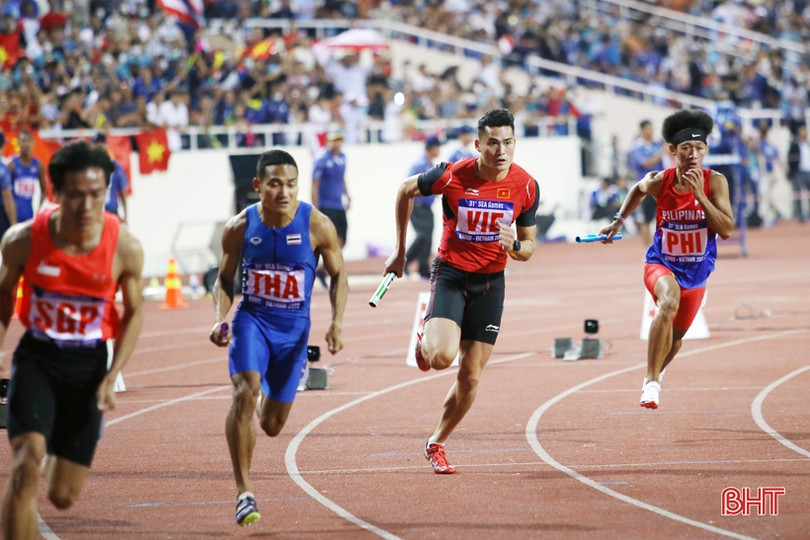 Cặp VĐV người Hà Tĩnh cùng đồng đội giành huy chương bạc điền kinh SEA Games 31