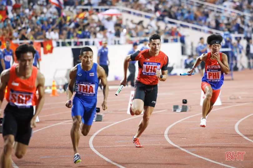Cặp VĐV người Hà Tĩnh cùng đồng đội giành huy chương bạc điền kinh SEA Games 31