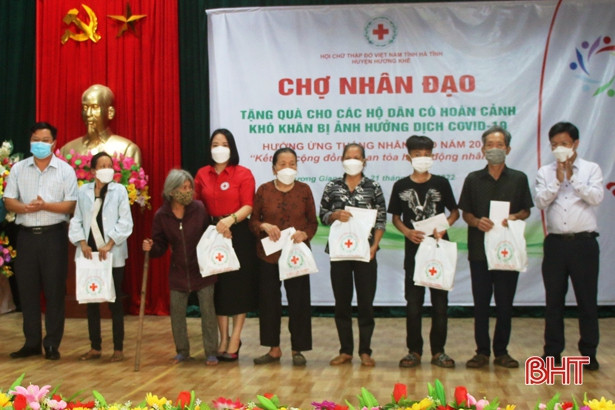 130 hộ có hoàn cảnh khó khăn ở Hương Khê tham gia hội chợ nhân đạo