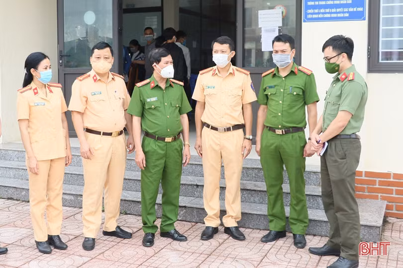 Người dân Hà Tĩnh phấn khởi làm thủ tục đăng ký, nhận biển số ôtô, xe máy ở công an cấp huyện, cấp xã