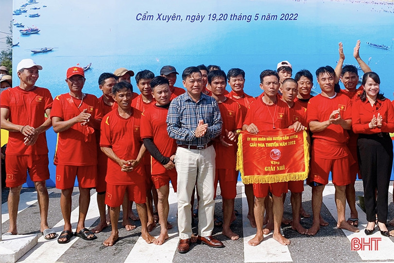 Cẩm Nhượng nhất Giải đua thuyền huyện Cẩm Xuyên